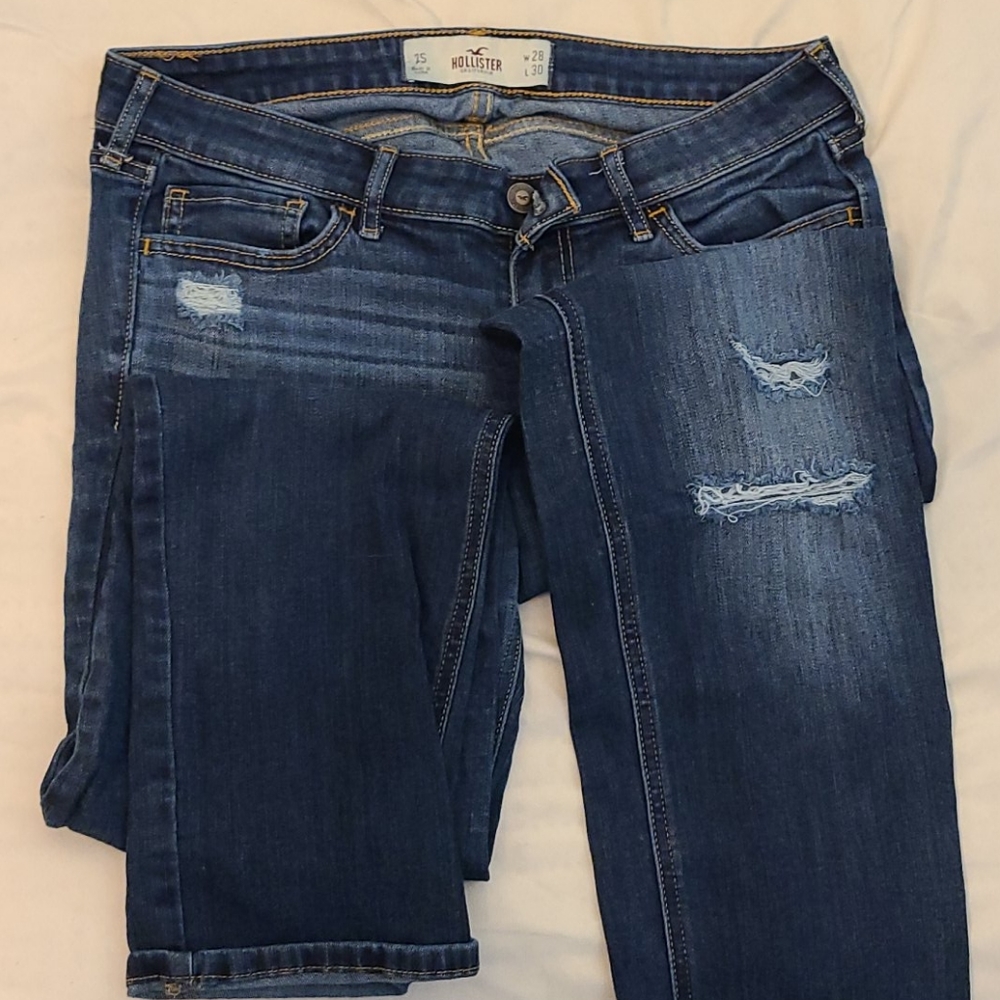 Distress hollister size 7 short skinny jeans